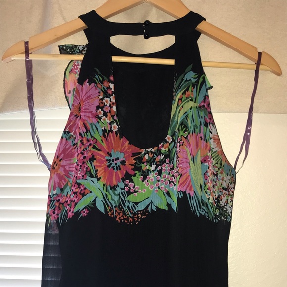 Flirty & Fun Floral Top! - Picture 2 of 4